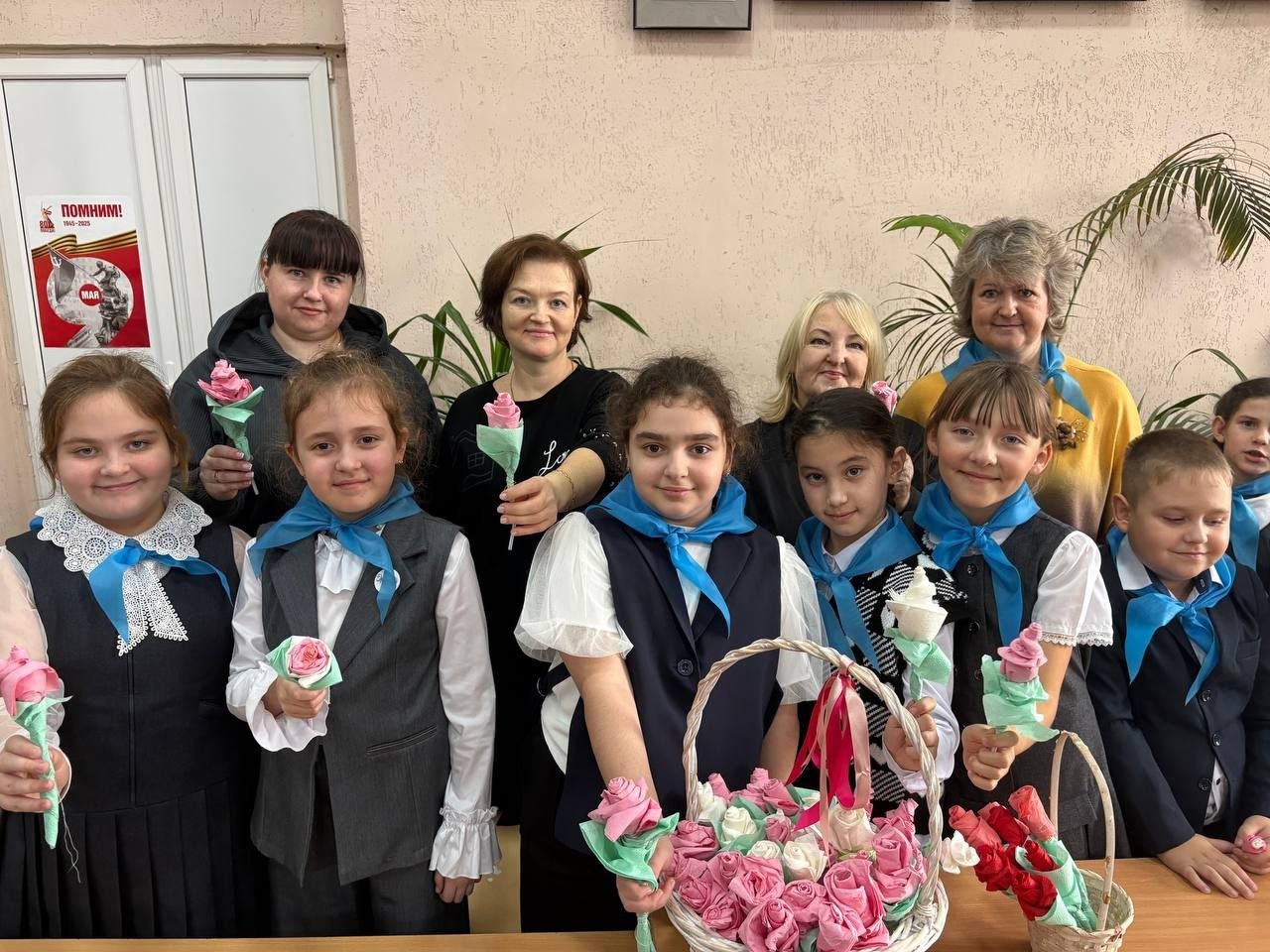 Сегодня юные жители волшебной школьной страны МБОУ-СОШ №2 им. А.И. Герцена с трепетом готовились поздравлять своих родных с Днем матери и мастерили для них памятные подарки