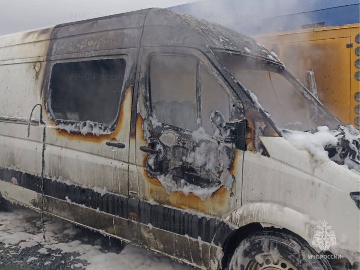 В Брянске на улице Кислородной огонь уничтожил микроавтобус