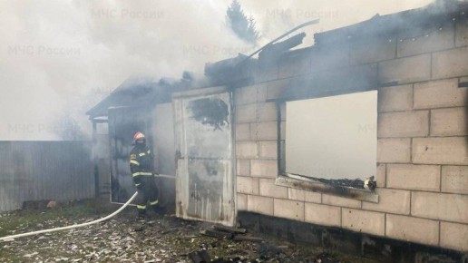 В Брасовском районе пожар в гараже уничтожил две легковушки