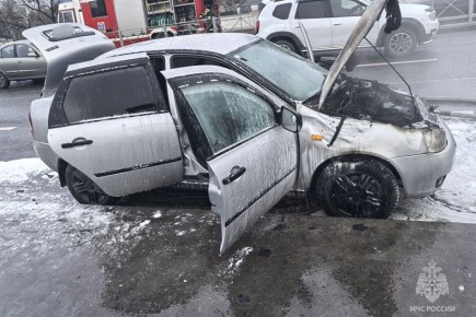Брянцам показали загоревшийся на проспекте Московском автомобиль