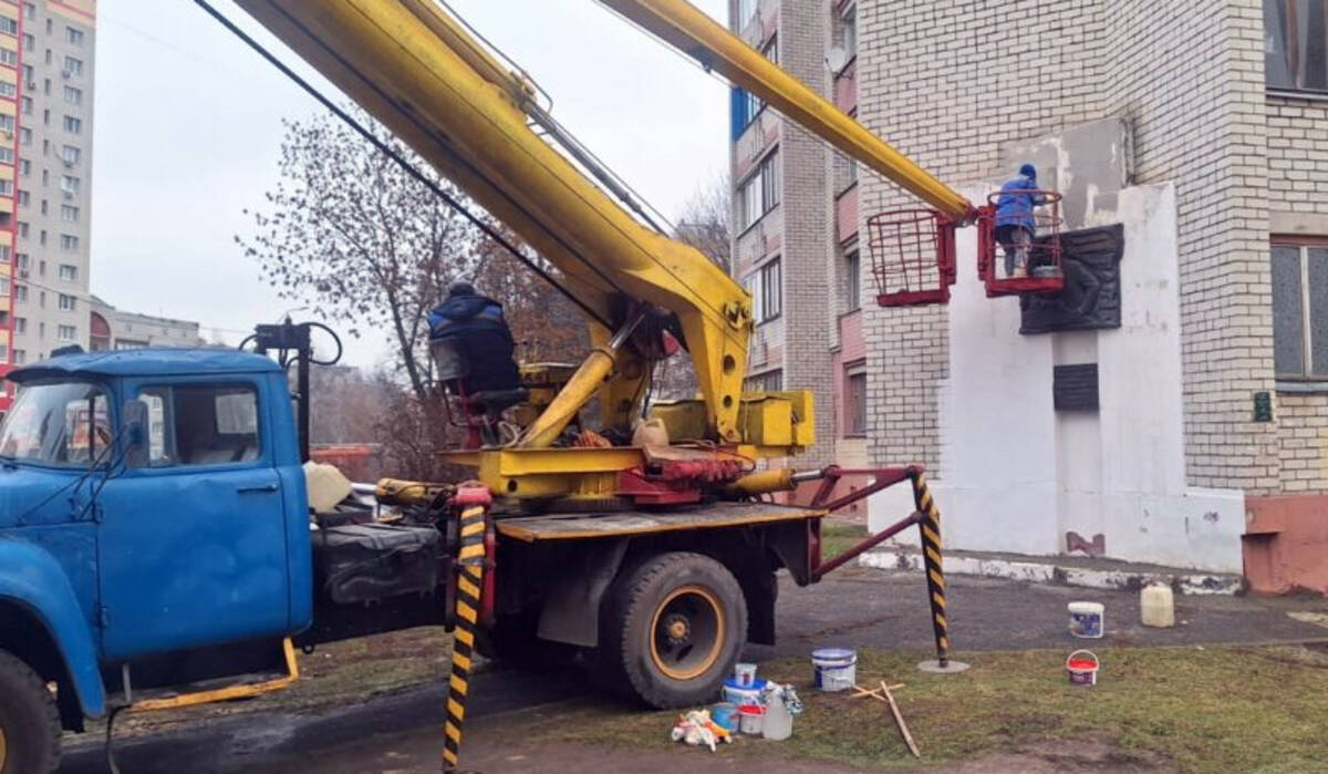 В Брянске начали реставрировать памятную доску Евгению Евдокимову