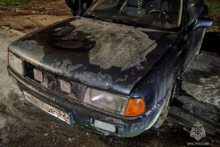 Вечером в Клинцах загорелась припаркованная легковушка