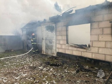 В Брасовском районе от гаража и машин осталось пепелище