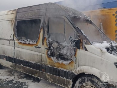 Микроавтобус за считанные минуты сгорел на Кислородной в Брянске