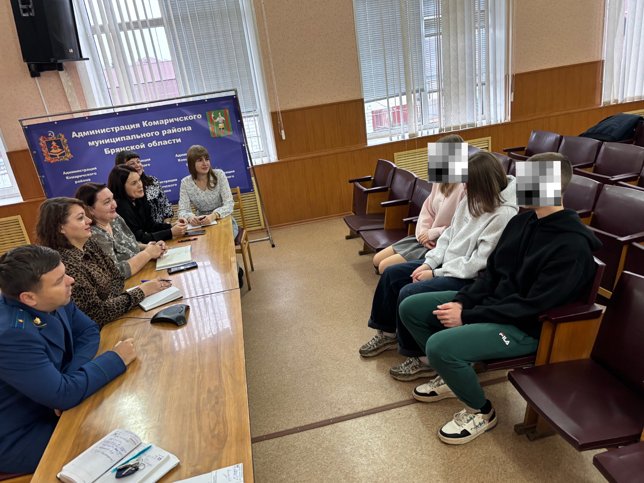 В администрации Комаричского района состоялась встреча, посвящённая оказанию юридической помощи несовершеннолетним