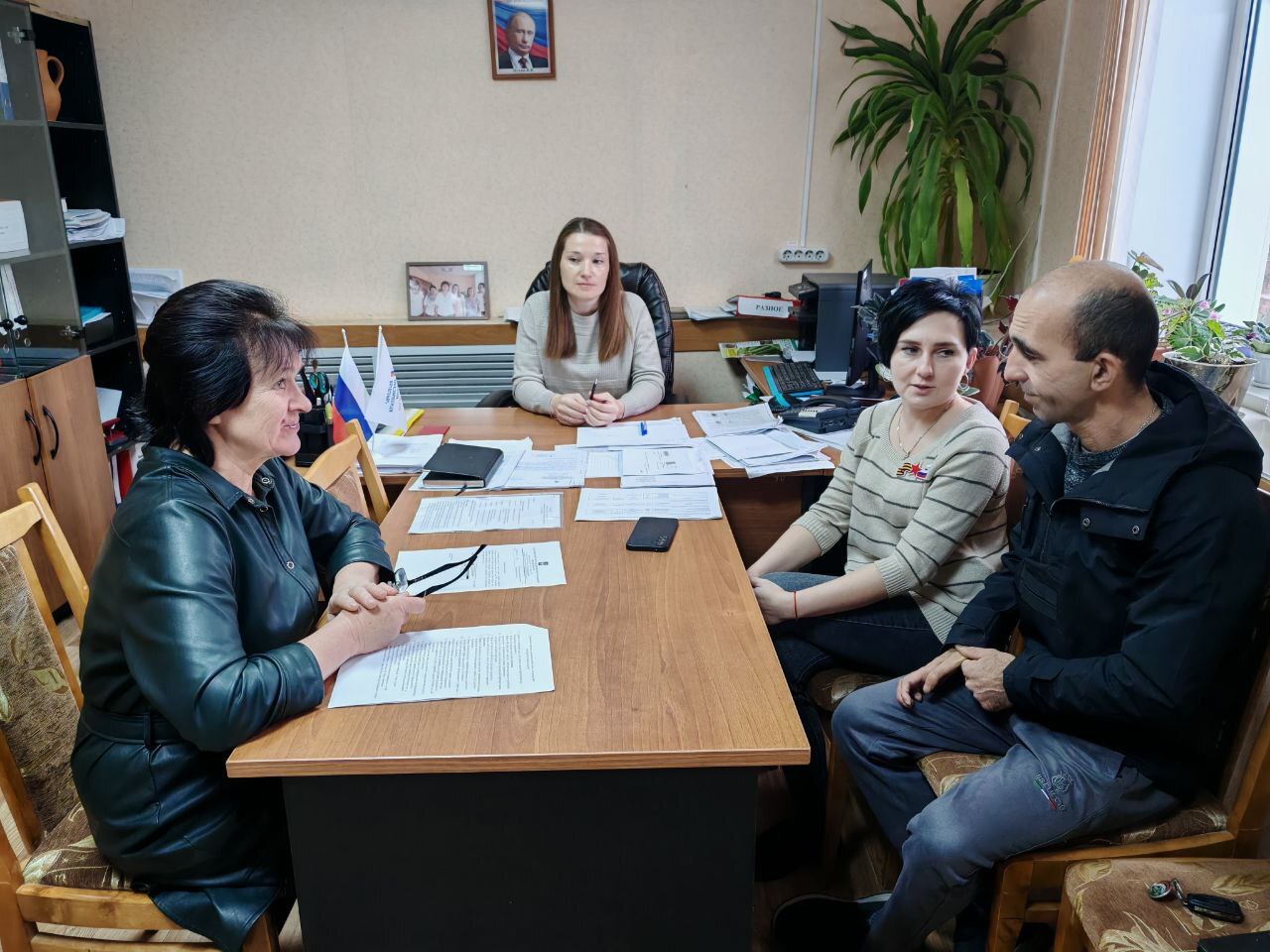 В преддверии Международного дня инвалидов в центре занятости населения Комаричского района состоялось мероприятие "Сильные духом" с участником СВО имеющим инвалидность