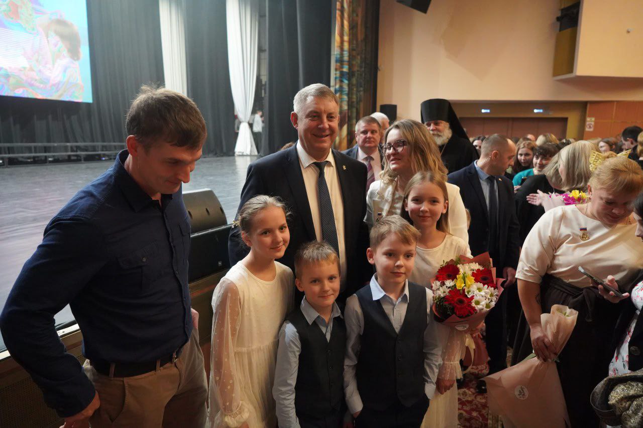 Александр Богомаз: Поддержка семьи, материнства и детства — задача первостепенной важности. На это направлены колоссальные усилия, выделяются значительные средства из федерального и областного бюджетов