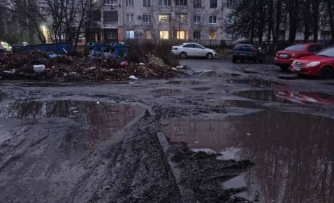 «Каша по колено»: родители жалуются на непроходимую дорогу к брянскому детсаду №122