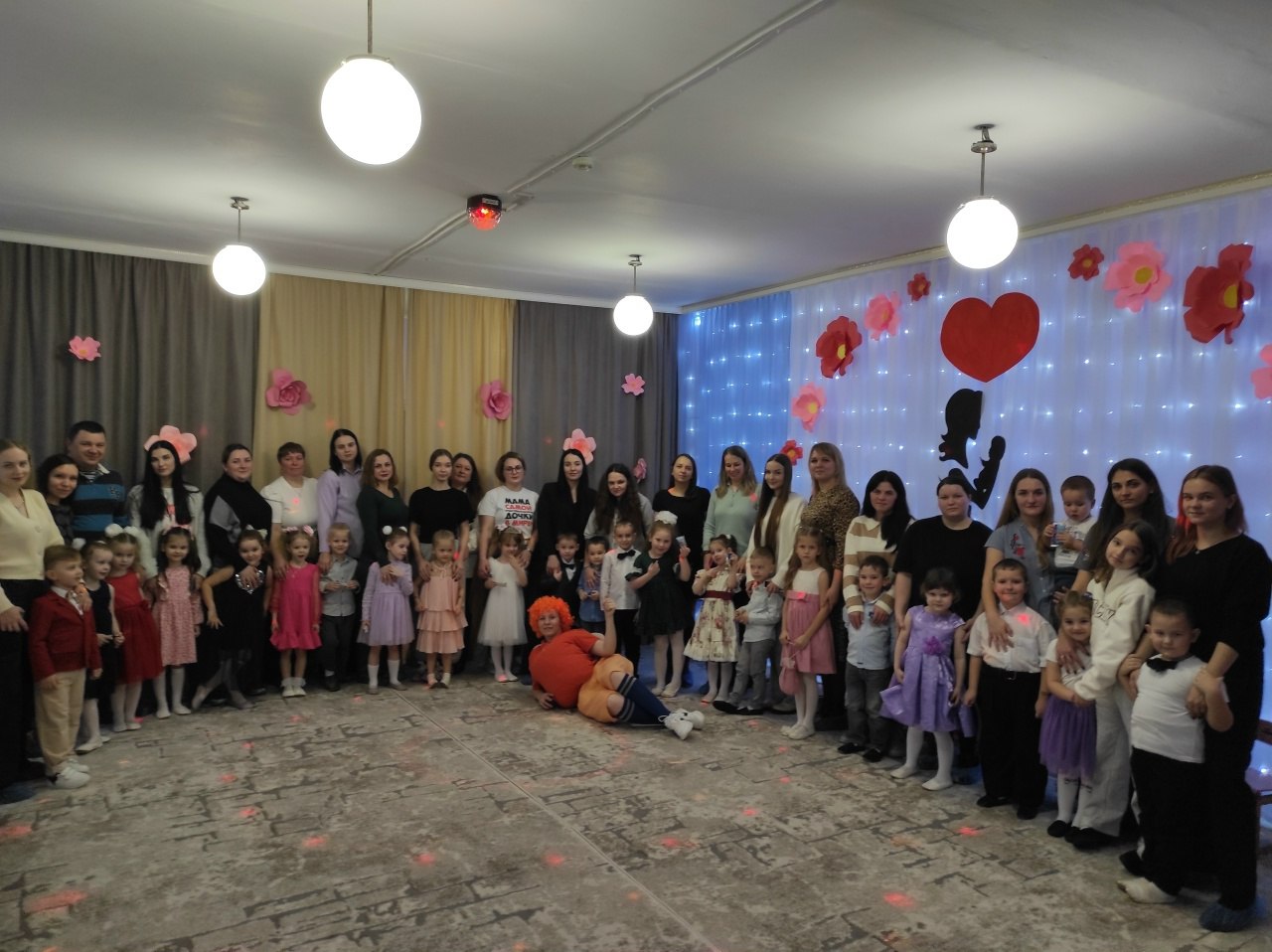 28 ноября 2025 года детский сад №8 «Тополёк» вновь наполнился радостью и теплом - здесь состоялся удивительный праздник, посвященный Дню Матери
