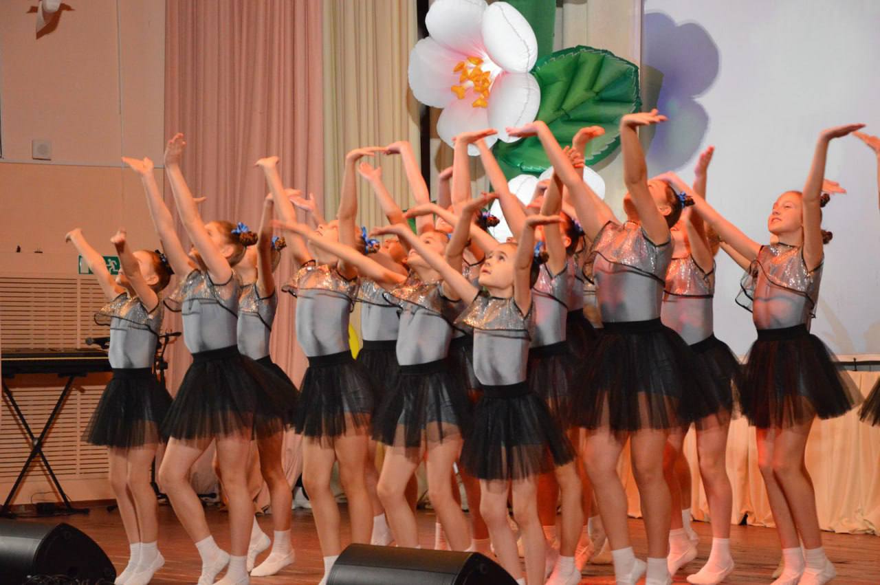 28 ноября 2025 года, в преддверии светлого и трогательного праздника – Дня матери в Доме культуры округа состоялся торжественный праздничный концерт «Цветок Счастья для милых мам»