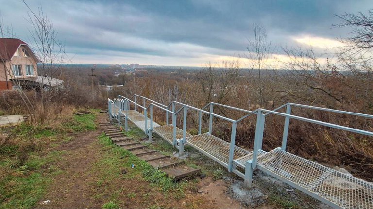 В Брянске улицы Подарную и Сакко и Ванцетти соединили металлической лестницей