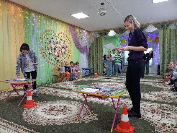 Коллектив МБДОУ – детский сад комбинированного вида № 11 «Земляничка» вместе с воспитанниками поздравляет с Днем матери всех мам!