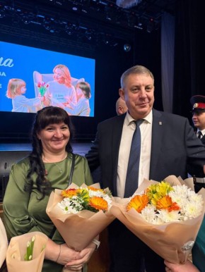 27 ноября, накануне Дня матери, в концертном зале «Дружба» Брянской областной филармонии прошла торжественная церемония награждения Почетным знаком Брянской области «Материнская слава»