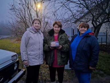 Работники Орменского СДК совместно с главой Орменской сельской администрации Артюховой Н. Н. и работником библиотеки провели акцию и поздравили мам и жён участников СВО с наступающим праздником "Днём матери"