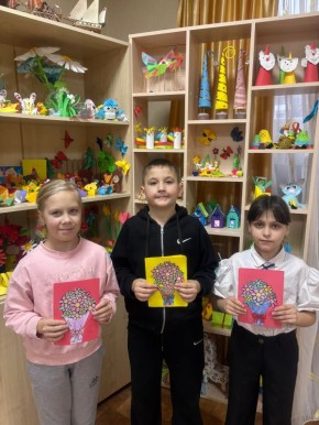 День матери - это светлый и радостный праздник, который всегда дарит нам желание порадовать самого близкого человека — маму