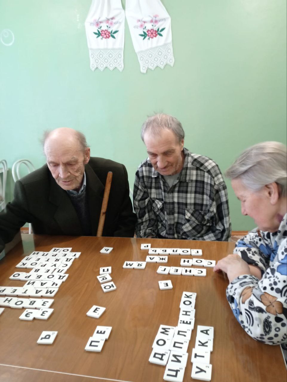 В стационарном отделении временного проживания граждан пожилого возраста и инвалидов ГБУ КЦСОН Дубровского района прошла интеллектуальная игра "Словослов", направленная на поддержание умственной активности проживающих
