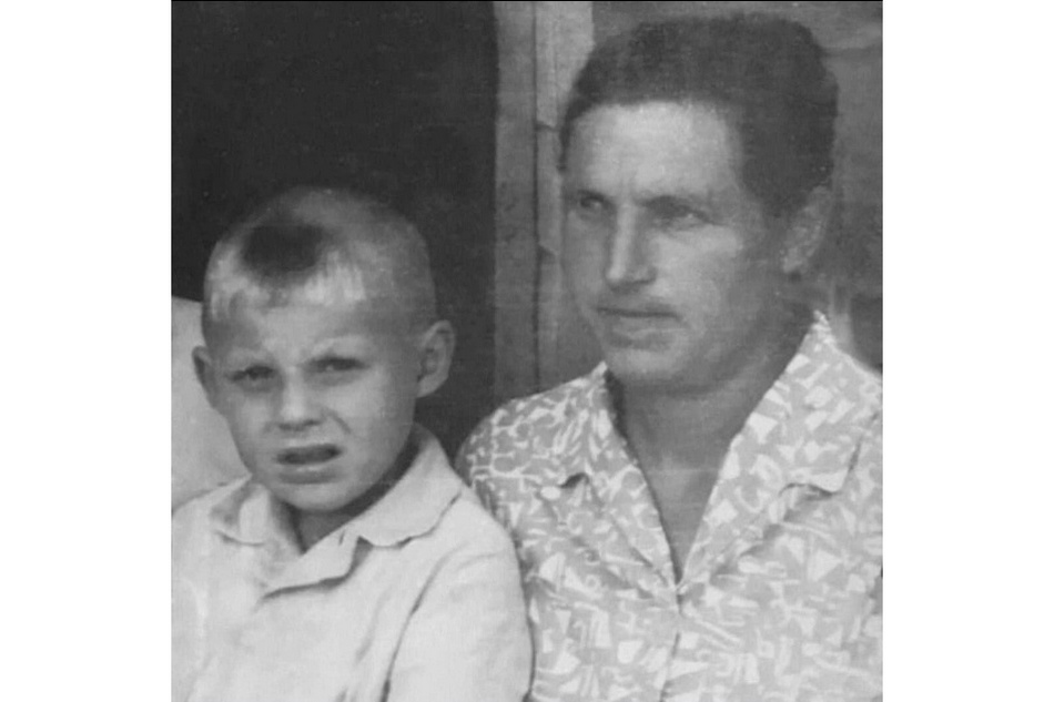 В День матери брянский губернатор показал трогательное фото из семейного альбома