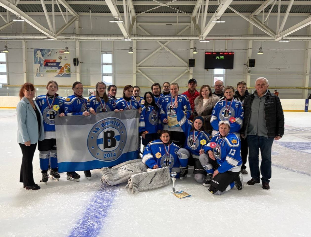 В минувшие выходные ледовая арена «Вымпел» гостеприимно принимала многочисленных болельщиков и участников турнира по хоккею среди женских команд, посвящённого знаменательному событию — Дню матери