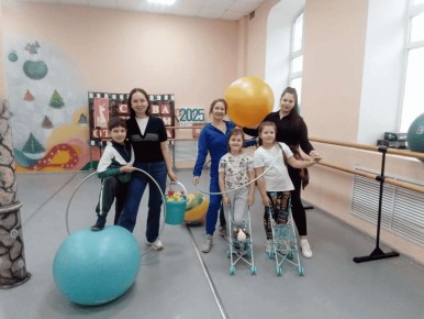 День матери-самый душевный и теплый праздник! В этот день педагоги Центра детского творчества пригласили обучающихся и их мам для участия в игре «Мама-сердце семьи»