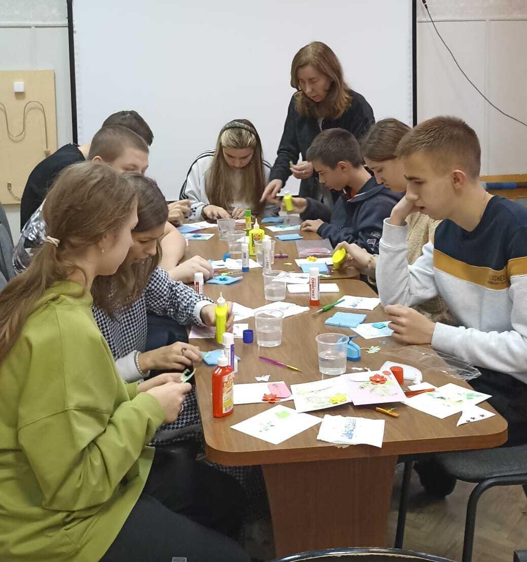 Педагог дополнительного образования Центра детского творчества Матусевич Лариса Владимировна организовала для детей мастер-класс «Открытка маме»