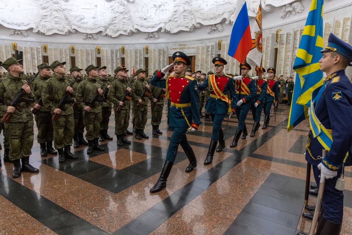 Более 20 лет традиции: брянские новобранцы приняли присягу на Поклонной горе