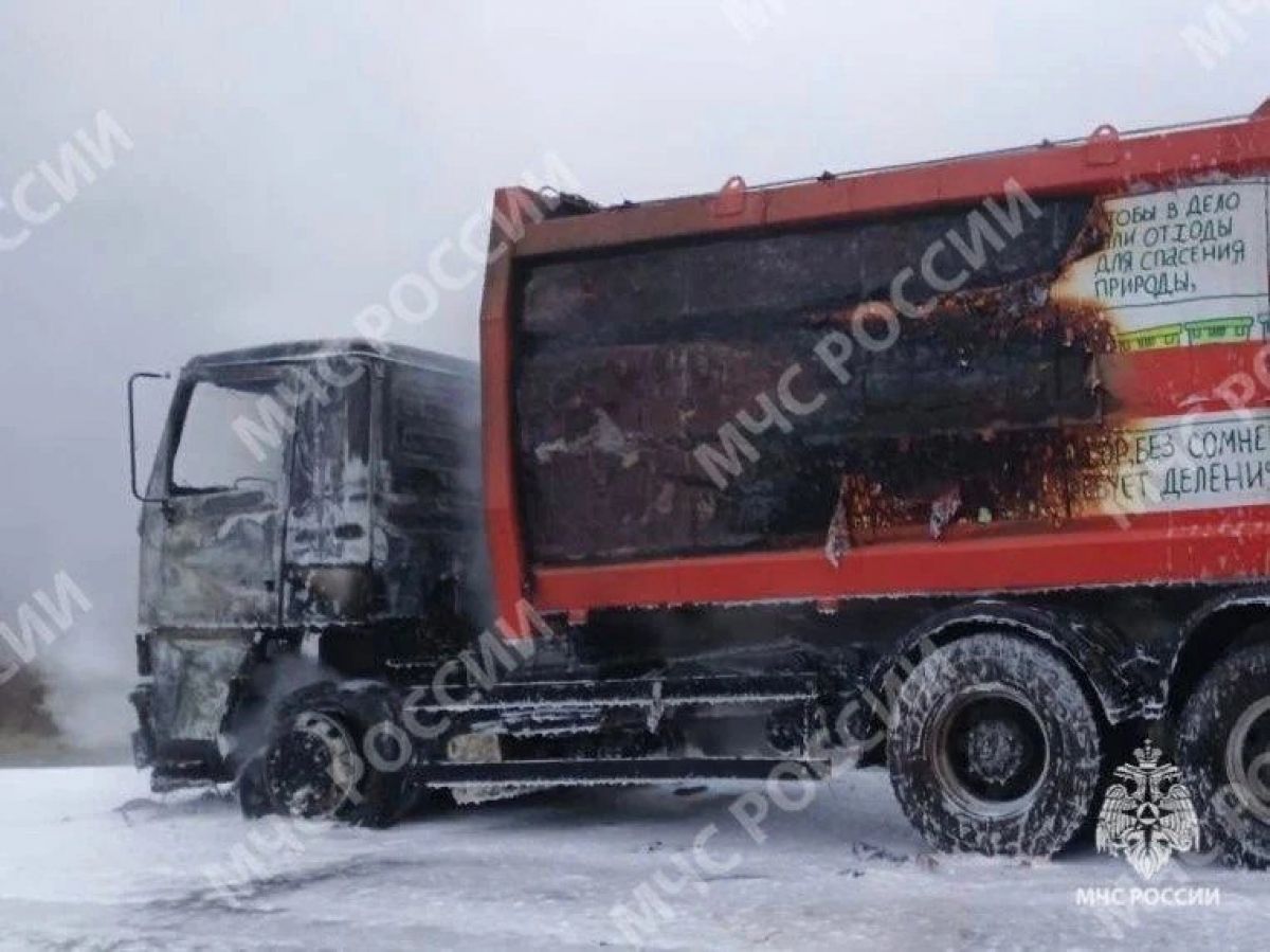 Сгорел брянский мусоровоз