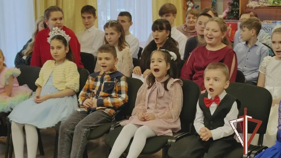 В Брянске росгвардейцы присоединились к ведомственной акции «Дед Мороз специального назначения»