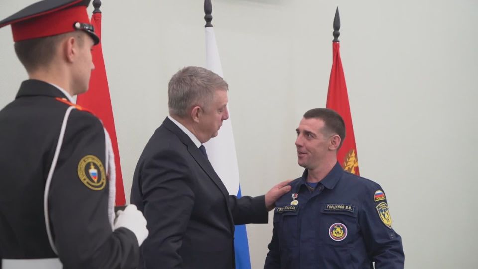 Александр Богомаз: Поздравил с Днем спасателя России и 35-летием образования МЧС России сотрудников и ветеранов пожарно-спасательной службы Брянской области