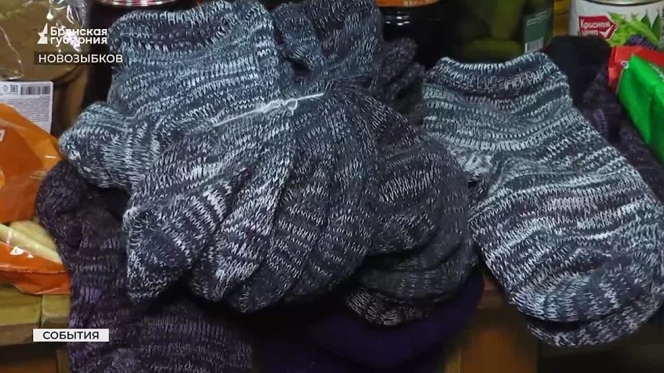 В Новозыбкове волонтёры и сотрудники комплексного центра обслуживания населения передали новогодние подарки военнослужащим на Брянскую границу