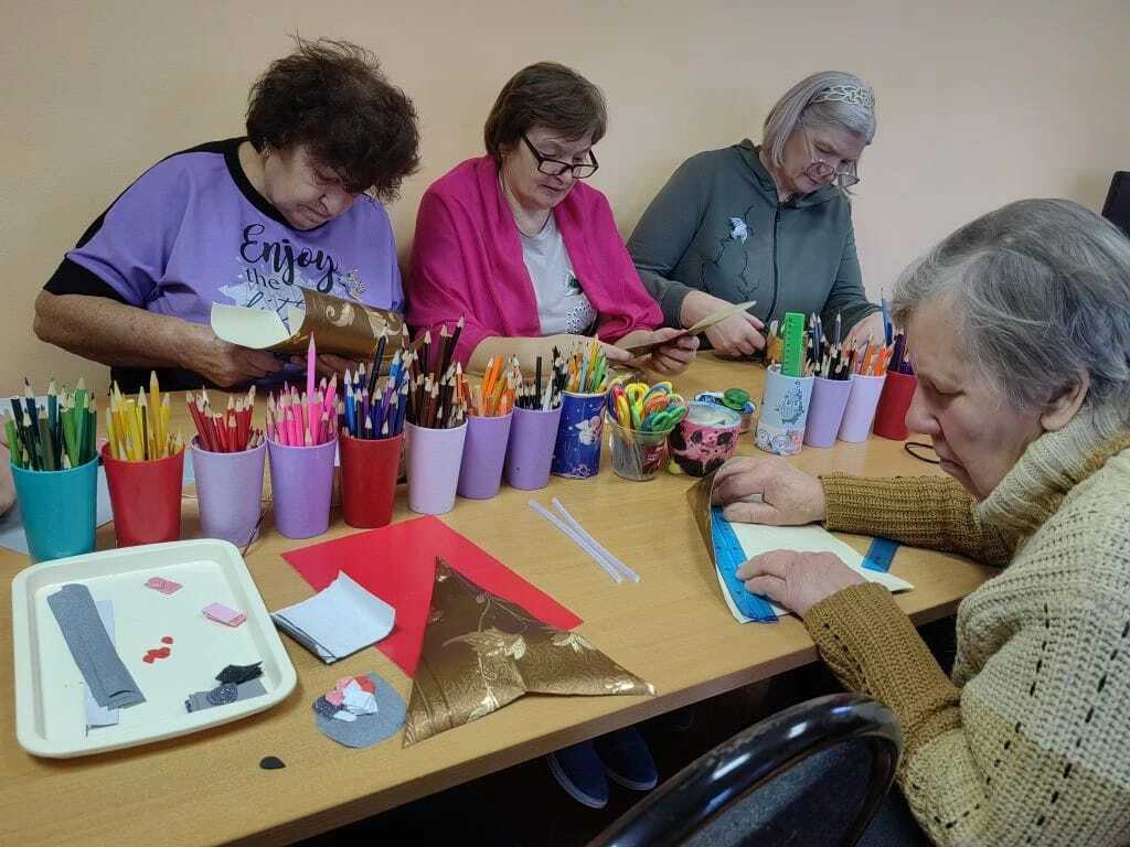 В Клубе «Активное долголетие» прошел по-настоящему увлекательный мастер-класс по изготовлению поделки для новогоднего стенда под интригующим названием «Поющие мышки»