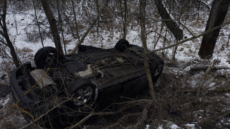 Под Злынкой «Мазда» на скользкой дороге вылетела в кювет и перевернулась
