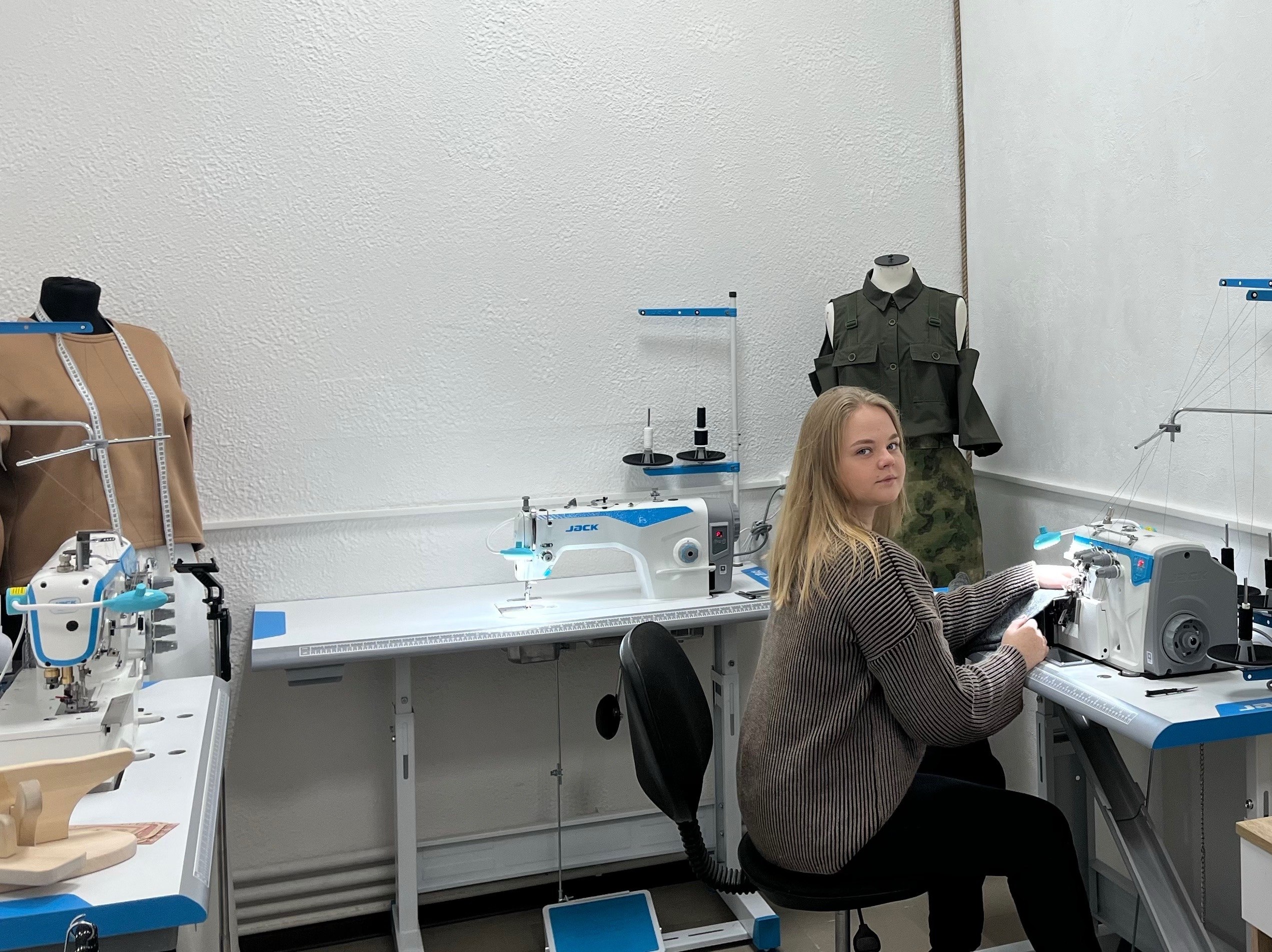 Специалисты отдела социальной защиты населения Погарского района посетили ателье «FLIVA», в целях осуществления ежемесячного мониторинга за исполнением обязательств по социальному контракту, проверяя целевое использование...