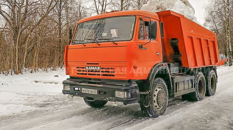 В Брянске на борьбу со снежными заносами выехали более 60 спецмашин