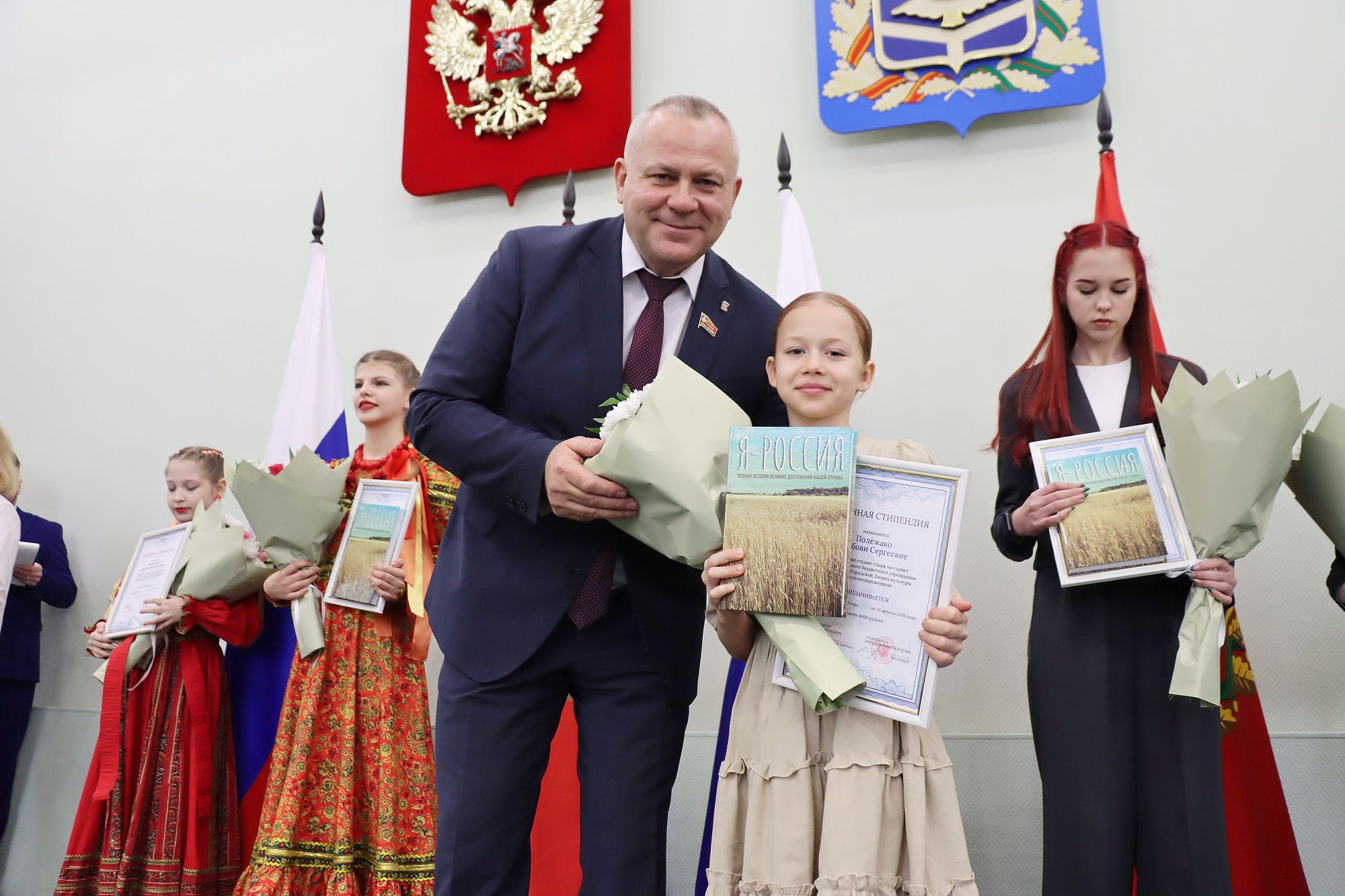 Талантливой молодежи Брянщины руководители области вручили именные стипендии