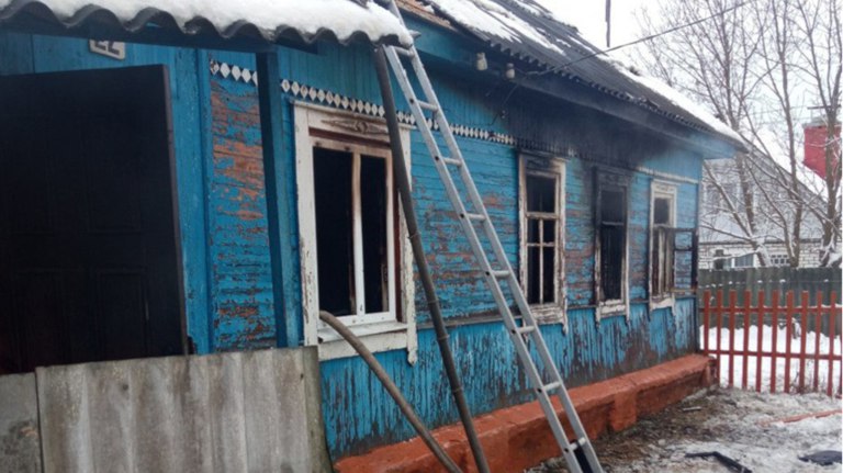 В поселке Белые Берега из горящего дома спаслись мать с сыном