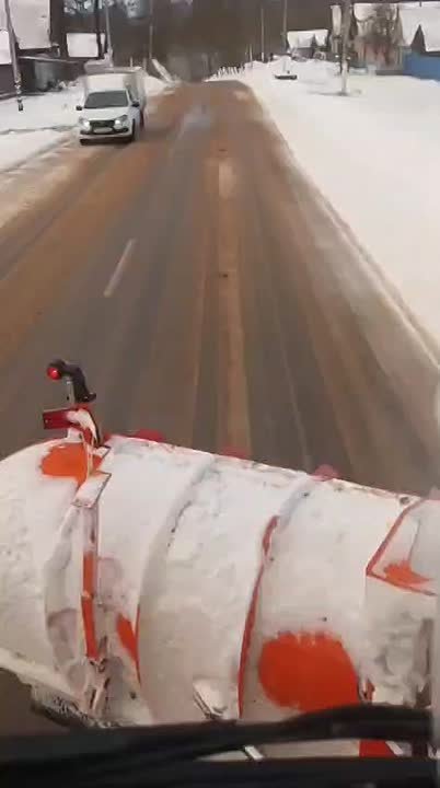 В эти часы подрядные организации Управления автомобильных дорог Брянской области продолжают очистку и обработку региональных и межмуниципальных автодорог от снега и наледи