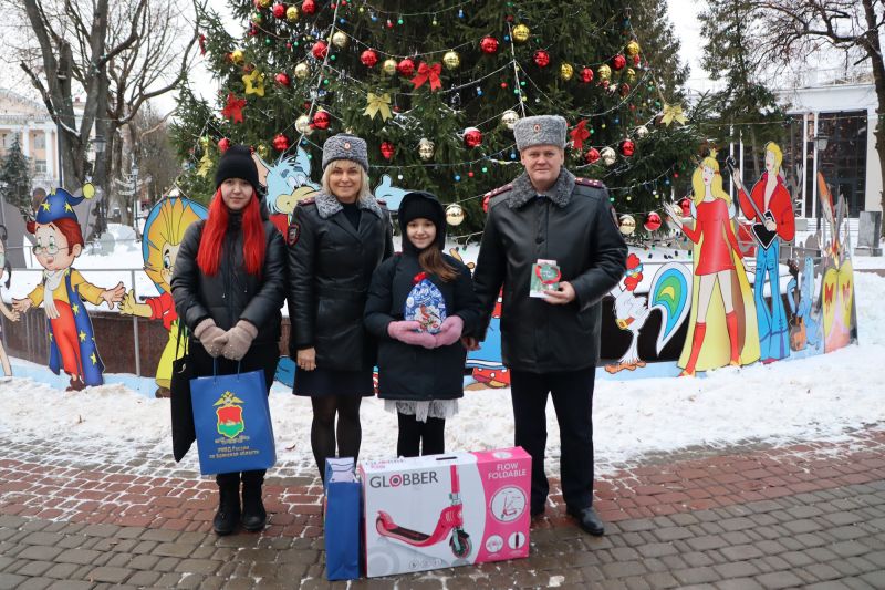 В рамках акции «Ёлка желаний» полицейские исполнили мечты девочек из Брянска