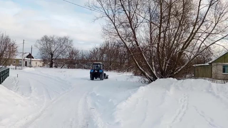 В Брянском районе сегодня проводили работы по очистке дорог