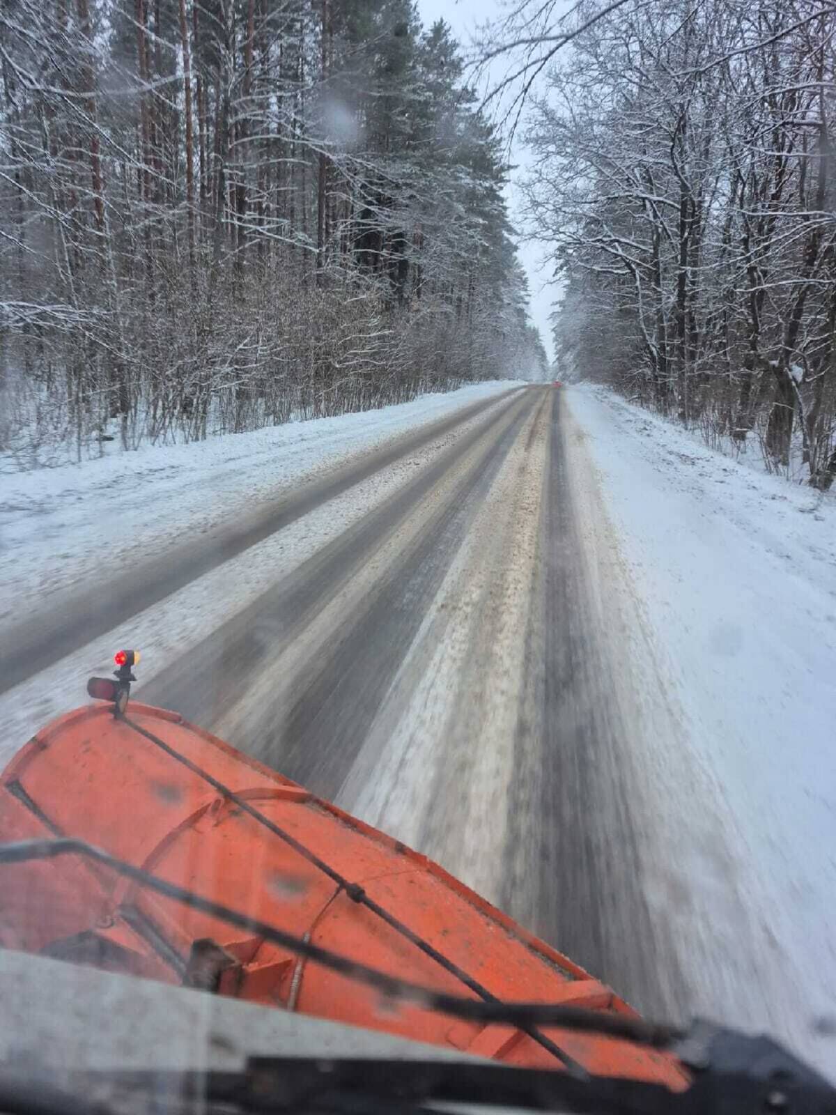 Брянские дороги за сутки обработали 4 тысячами тонн песко-соляной смеси