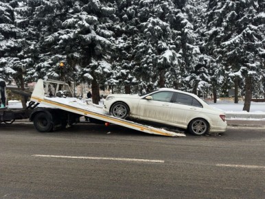 В Брянске «Мерседес» эвакуировали с «Губернаторской ёлки»