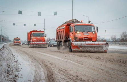 Дорожные службы Брянска задействовали 229 машин для уборки снега