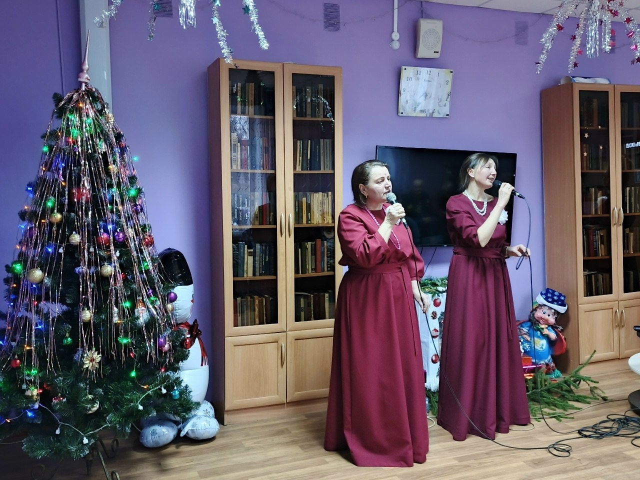 В преддверии Нового года ГБСУСОН "Погарский дом-интернат для престарелых и инвалидов" посетили артисты Посудичского СДК с новогодней программой