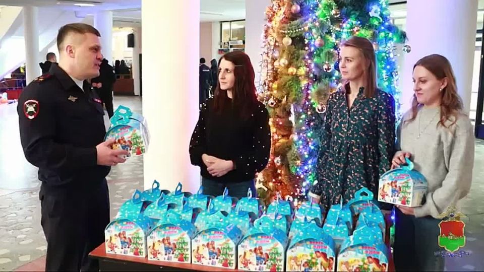 В преддверии Нового года сотрудники Госавтоинспекции по Брянской области подготовили подарки для детей из приграничных районов