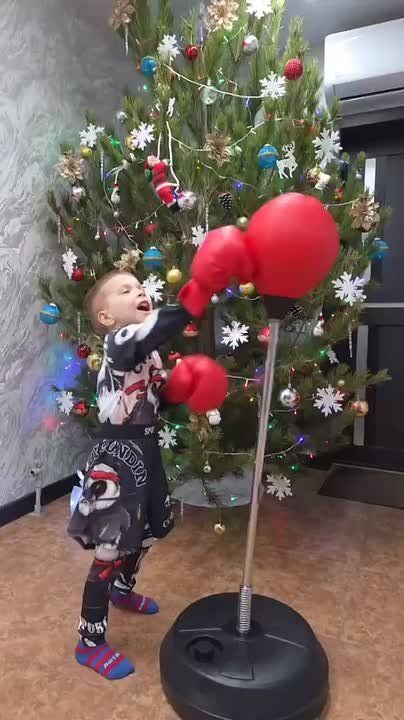 Александр Богомаз: Письмо от Вадима из подшефной Брянки Луганской Народной Республики попало в руки Деду Морозу и чудесным образом оказалось на «Елке желаний»