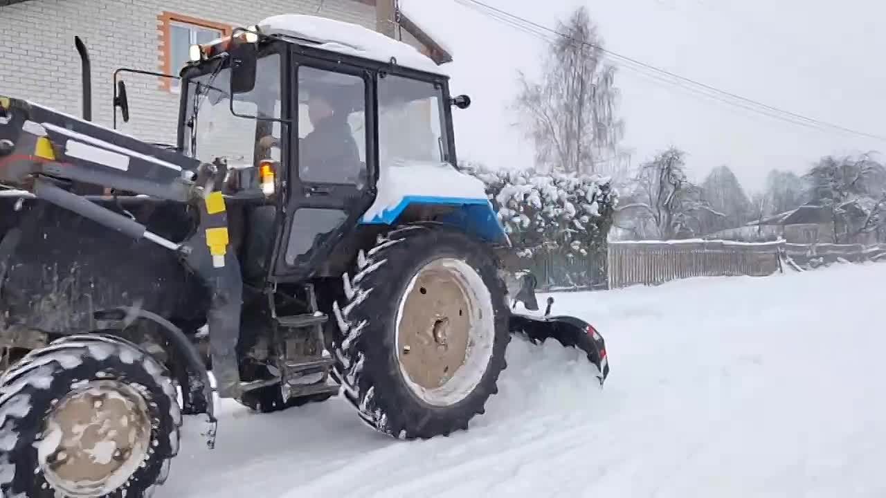 Брянский район продолжает расчистку дорог! Зима продолжает испытывать нас на прочность, но работа по обеспечению бесперебойного движения на дорогах не останавливается ни на минуту! В эти дни активная работа по очистке от...