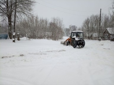 В связи с обильными снегопадами проводится работа по очистке дорог на всей территории Клинцовского района