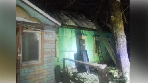 Горящий дом в брянском поселке Любохна потушили три расчета