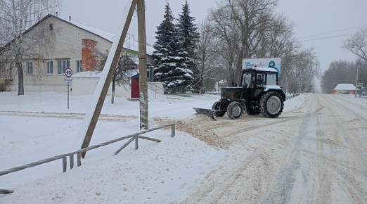 В Гордеевском районе продолжается расчистка дорог от снега