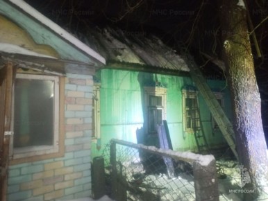 Три пожарные машины тушили жилой дом в Дятьковском районе