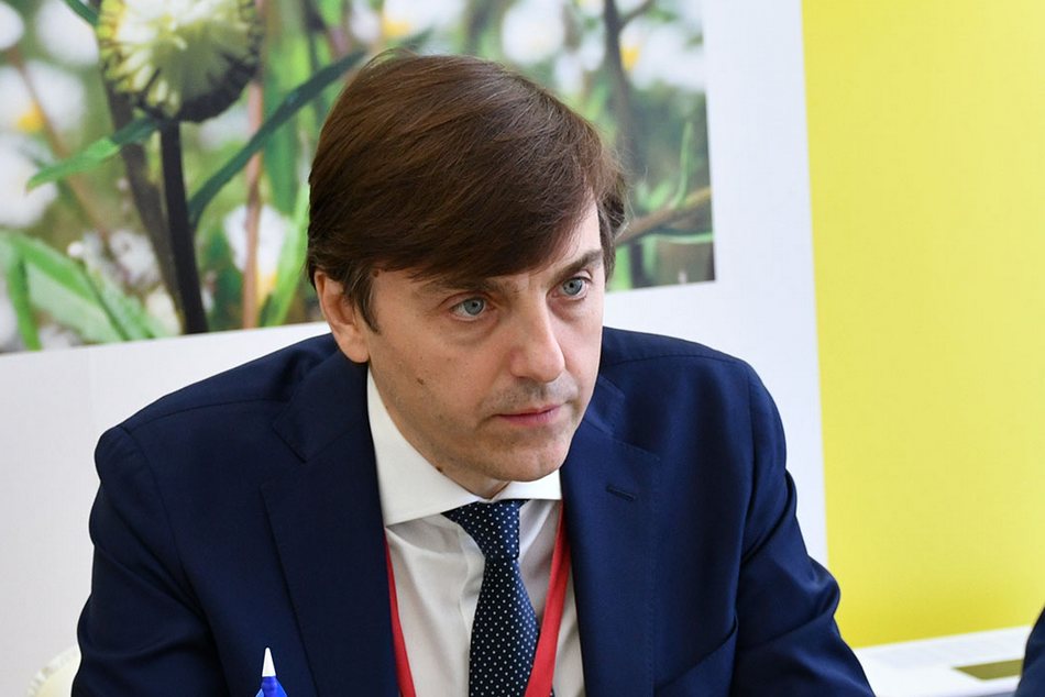 Министр просвещения Кравцов подарил мальчику из Брянска паяльную станцию